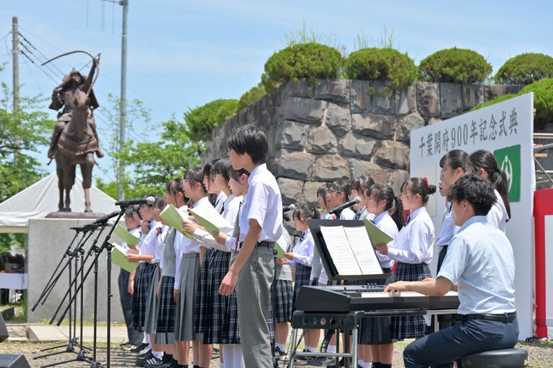 千葉市歌などを歌った市合同合唱団=1日、千葉市中央区の亥鼻公園