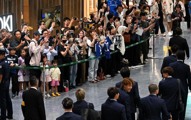 成田空港で日本代表メンバーを見送るファンら=2日、成田市