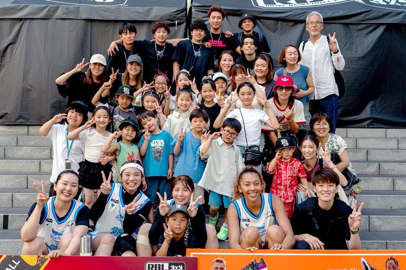 「RBL WOMEN SPRING TOUR」の第3ラウンドで優勝し、応援に駆けつけた子どもらと喜ぶ千葉スカイウィングスの選手ら=東京都(CHIBA SKYWINGS提供)