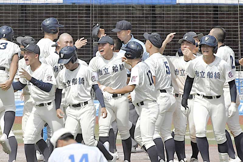 第107回千葉大会で優勝し、3年ぶり7度目の甲子園出場を決めた市船橋。決勝は延長10回、八千代松陰に8―7で逆転サヨナラ勝ちした=昨年7月、千葉市のZOZOマリンスタジアム