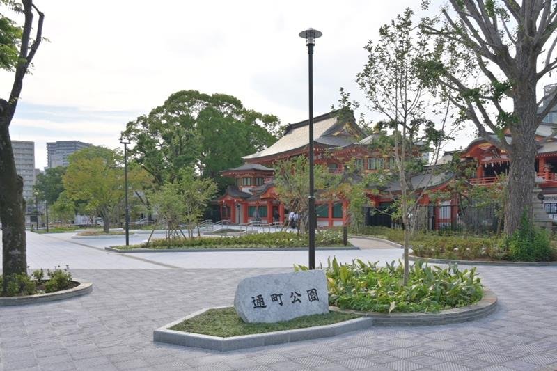 通町公園の東地区は千葉神社に隣接する。景観と調和するように整備された＝１日、千葉市中央区