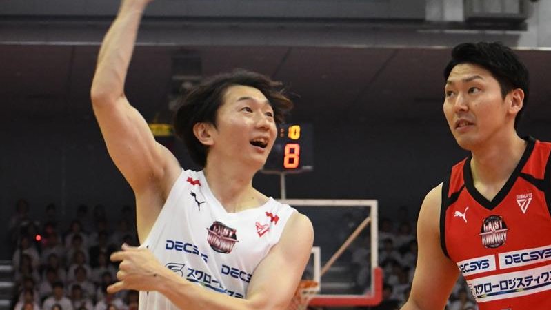 引退試合の第２クオーターで笑顔を見せながらプレーする西村（左）。千葉ジェッツで１２シーズンをプレーし、今季限りで現役を引く＝船橋アリーナ