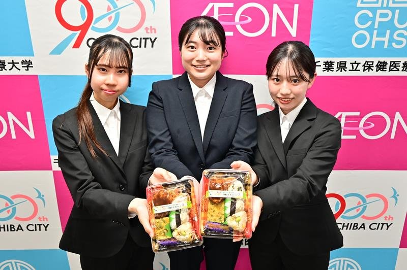 「朝食欠食・孤食・野菜摂取量不足」の解決を目指した「おむすびセット」をアピールする県立保健医療大の学生=4日、千葉市役所