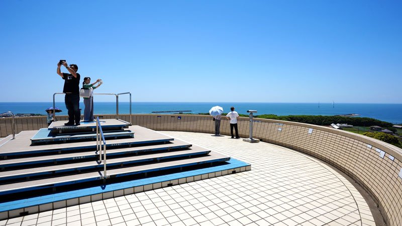 ぐるり３６０度見渡せる地球の丸く見える丘展望館屋上＝銚子市天王台