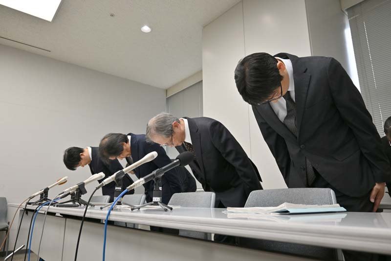 謝罪する循環器病センターの中村病院長(左から2人目)ら=5日午後、県庁