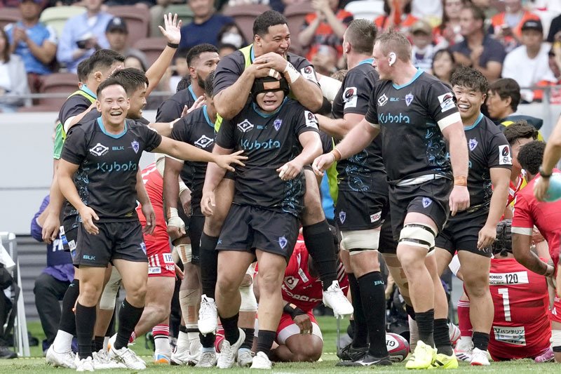 神戸－東京ベイ　前半、トライを決めた為房（中央）に集まる東京ベイの選手たち＝ＭＵＦＧスタジアム（共同）