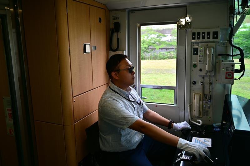 日差し対策として始まったサングラス着用の試行＝千葉市稲毛区