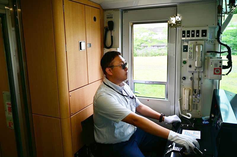 日差し対策として始まったサングラス着用の試行=千葉市稲毛区