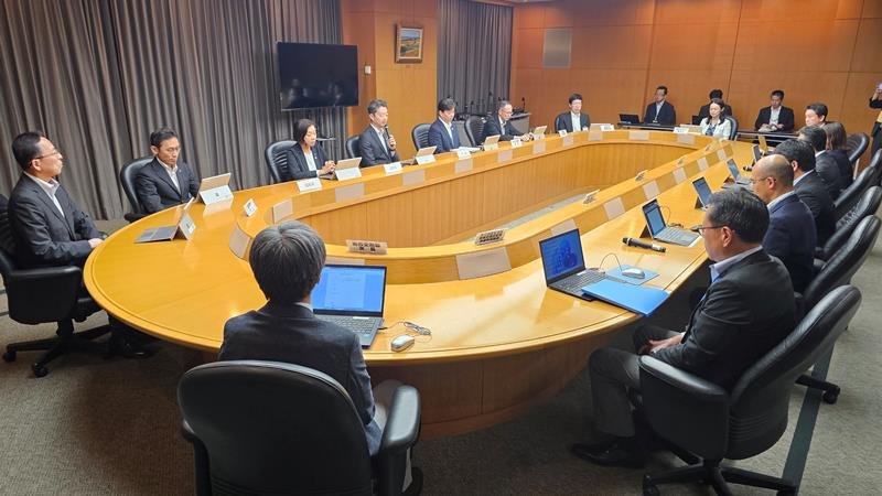 熊谷知事ら県幹部が出席した中東情勢を受けた対策会議=8日午後、千葉県庁