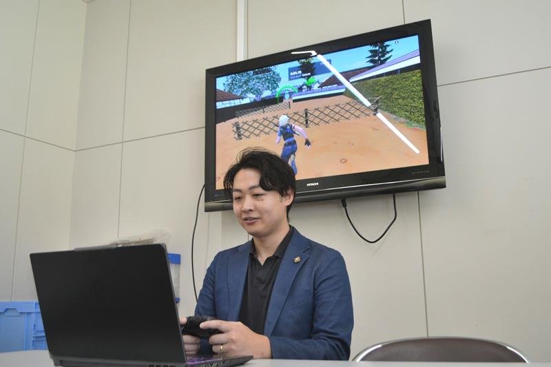 北総四都市を舞台にしたゲームをプレーする小林さん=佐倉市役所