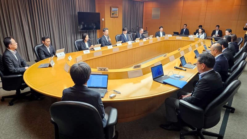 熊谷知事ら県幹部が出席した中東情勢を受けた対策会議＝８日午後、千葉県庁