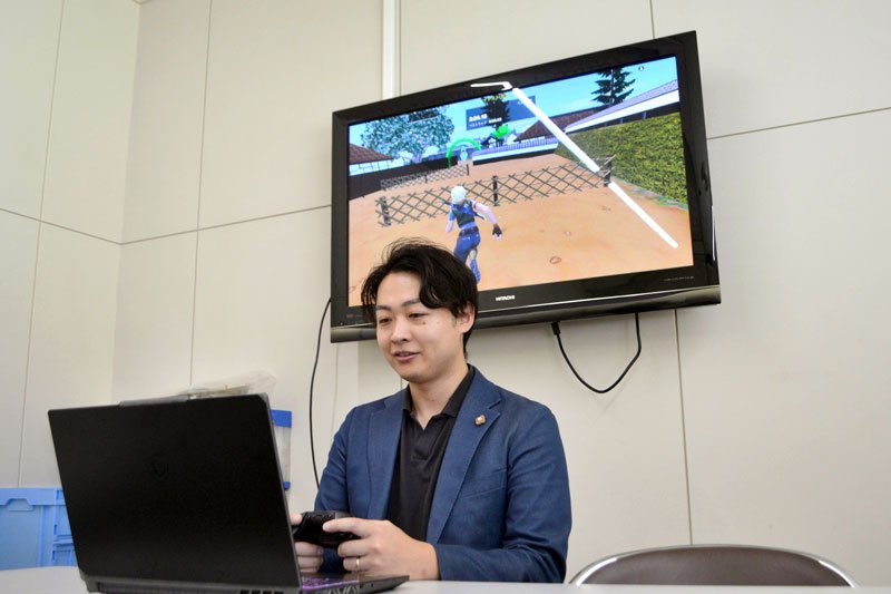 北総四都市を舞台にしたゲームをプレーする小林さん=佐倉市役所