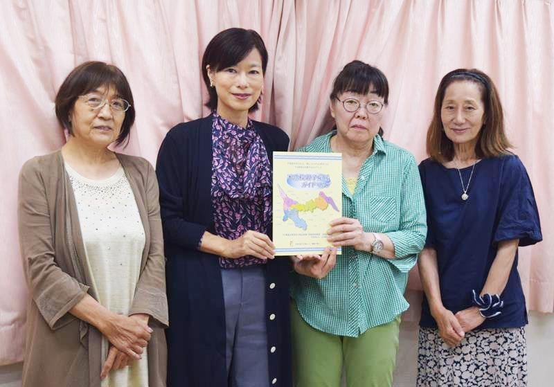 不登校家庭を支援するガイドマップを改訂した景山さん(左から2人目)ら応援ねっとのメンバー=松戸市
