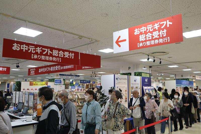 お中元ギフトセンターには開店と同時に行列ができた＝１０日、千葉市中央区のそごう千葉店