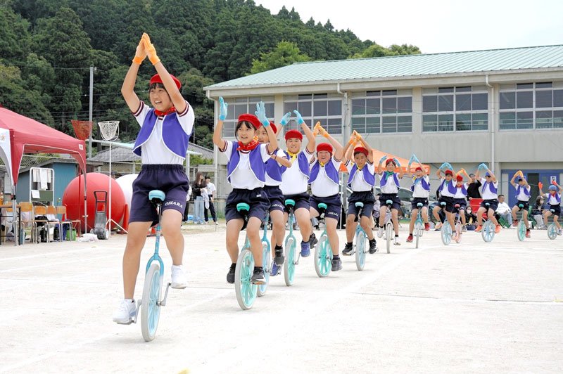 いすみ市立浪花小学校の運動会で、伝統の一輪車演技が披露された。3~6年生は「ヤングマン」など軽やかな音楽に合わせて元気に集団演技し、応援に駆け付けた保護者らに成長した姿を届けた 橋本ひとみ撮影