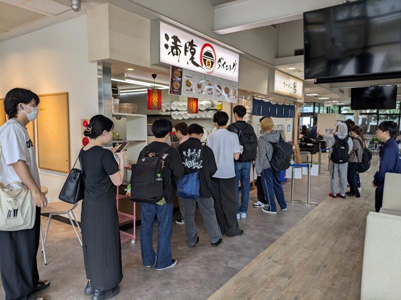 学生ベンチャー食堂の前で「0円朝食」を待つ学生ら(千葉商科大学提供)