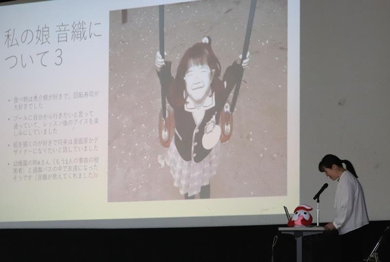 次女の音織さんについて語る安藤さん＝大網白里市の県立大網高校