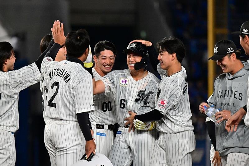 ＤｅＮＡ戦の９回、サヨナラ打を放ちナインに祝福される千葉ロッテ・山本（中央）＝ＺＯＺＯマリン