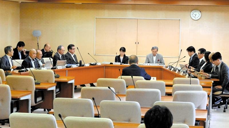 成田市議会で開催された政治倫理審査会の初会合＝１２日、同市