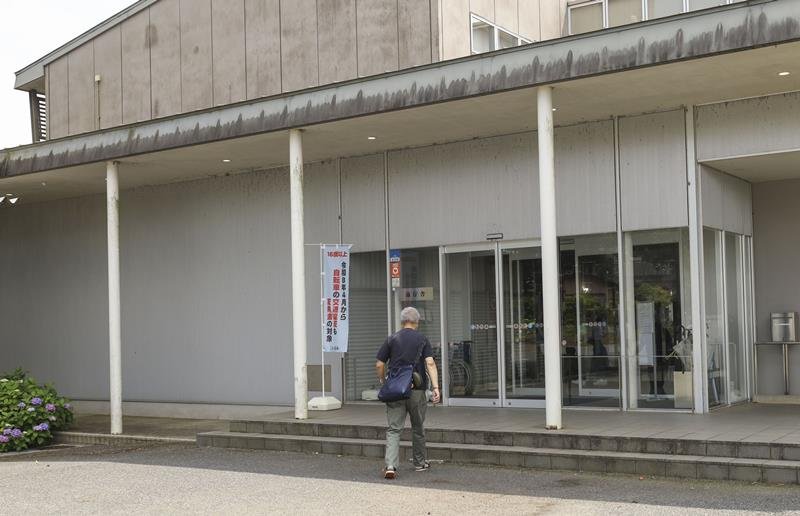 NAAの住民向け説明会が開かれた芝山町の役場庁舎=13日午後(共同)