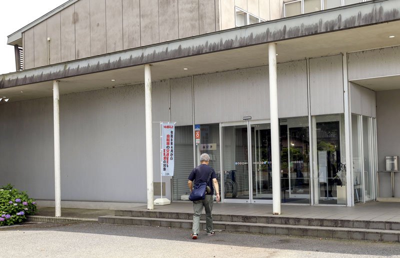 NAAの住民向け説明会が開かれた芝山町の役場庁舎=13日午後(共同)