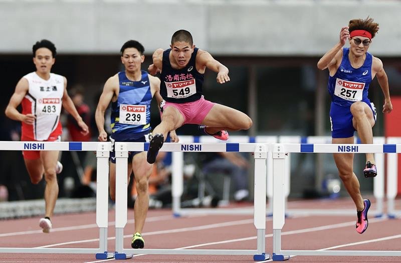 男子400メートル障害決勝 力走する後藤大樹(右から2人目)=14日、パロマ瑞穂スタジアム(共同)