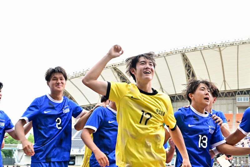 流通経大柏―市船橋 優勝し喜ぶ市船橋イレブン=14日、柏の葉