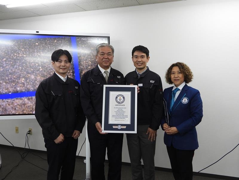 ギネス認定証を持つケーイーエフの伊与久義武社長（左から２人目）。左は次男の純平さん、右は長男の雅博さん＝１５日、佐倉市
