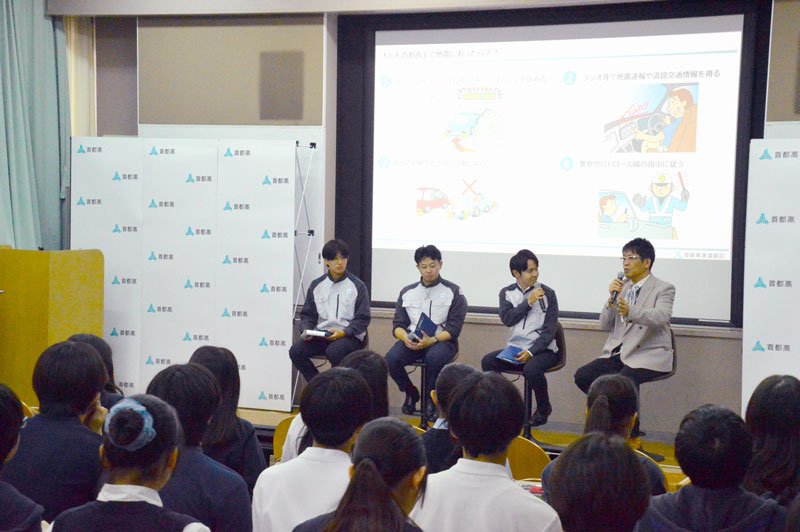 公開授業に参加した古坂さん（右）と同社社員ら＝１５日、東京都品川区