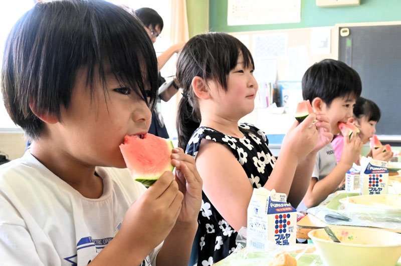 富里市立小中学校と幼稚園で17日、特産品のスイカの特別給食が提供され、子どもたちは旬を迎えている古里の味覚を楽しんでいた 小野洋撮影