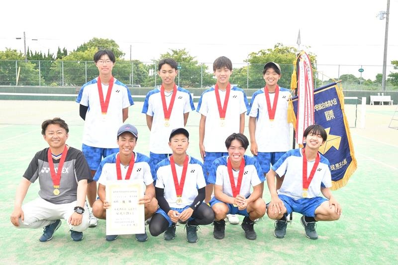男子団体優勝の木更津総合=白子町サニーテニスコート