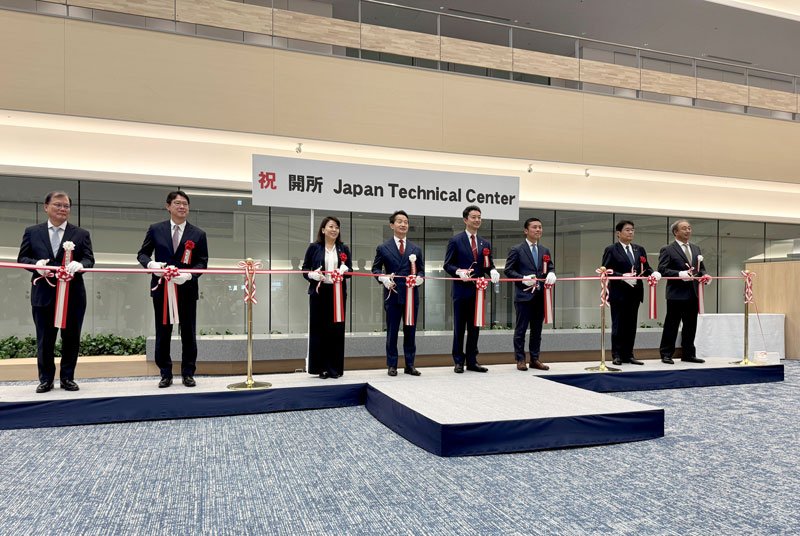 4月に行われたJTCの開所式でテープカットを行う関係者ら=柏市