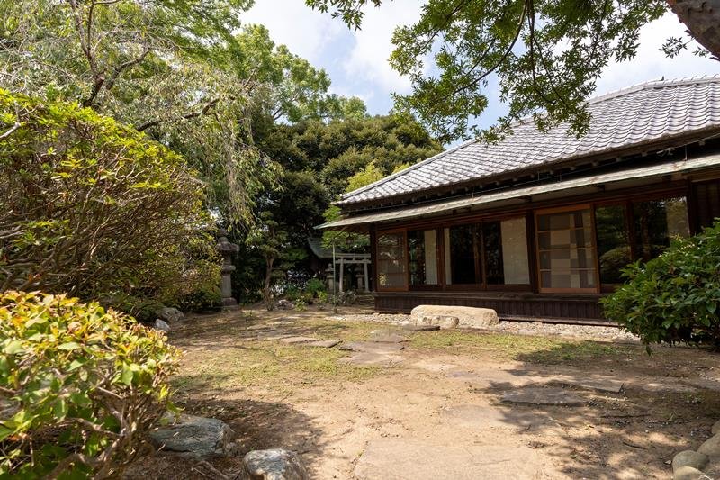 建物の西に位置する表庭。離れの縁先に置かれた大ぶりの沓脱石（くつぬぎいし）から飛石がのび、随所に景石、石灯籠が配されている（合同会社もば建築文化研究所提供）