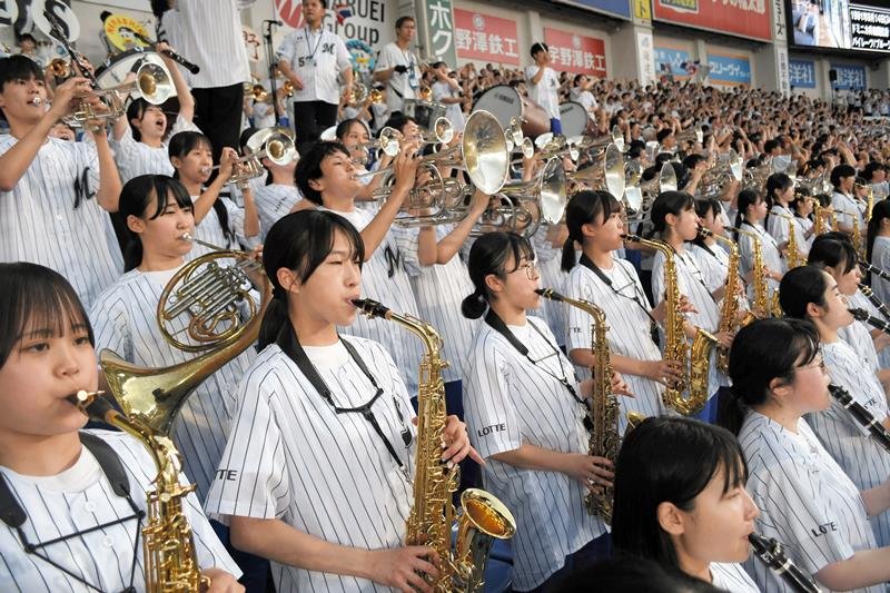 千葉ロッテを応援する習志野高吹奏楽部の部員ら＝１９日、千葉市美浜区のＺＯＺＯマリンスタジアム