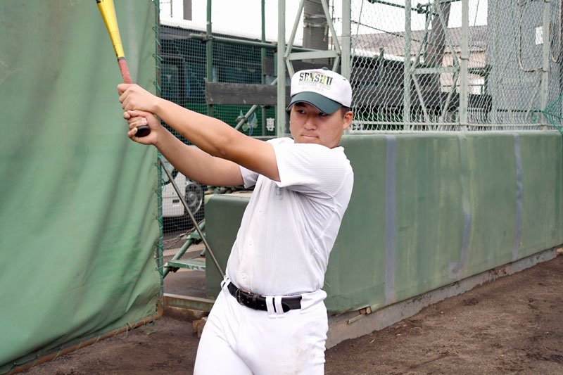 ４番打者としてチームを引っ張る専大松戸の吉岡伸太朗＝松戸市