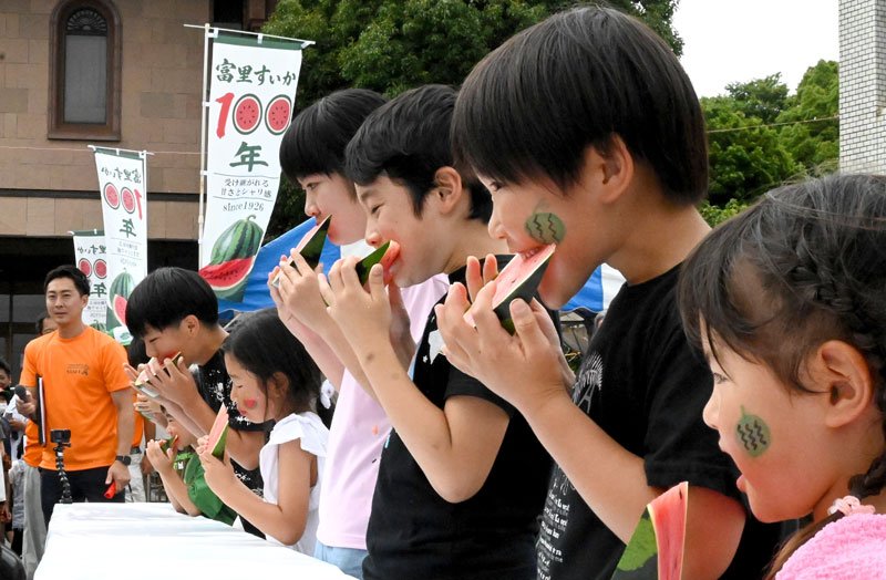 スイカの早食い競争に挑戦する子どもたち＝２１日、富里市