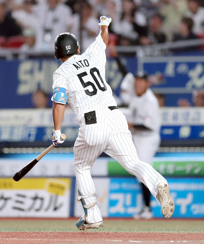 6月19日の楽天戦で勝ち越しの満塁本塁打を放ち、ベンチへガッツポーズする愛斗