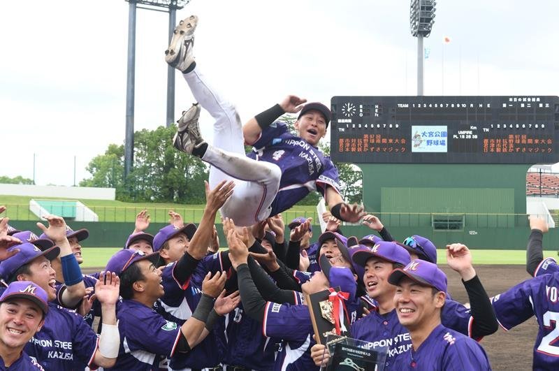 都市対抗出場を決め、選手らに胴上げされる日本製鉄かずさマジックの大内主将＝大宮公園