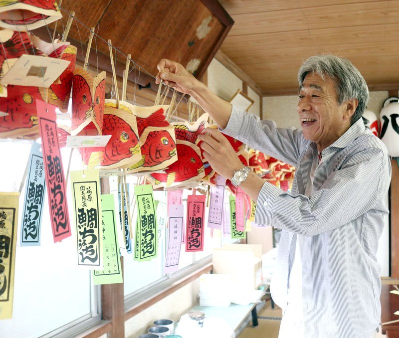 茂原市を代表する伝統民芸品「鯛（たい）ちょうちん」が７月４、５日に開催される同市茂原の八坂神社の夏祭りで今年も配られる。祭りを前に氏子らが神社に集まり、持ち手の竹を取り付けた　井田心平撮影
