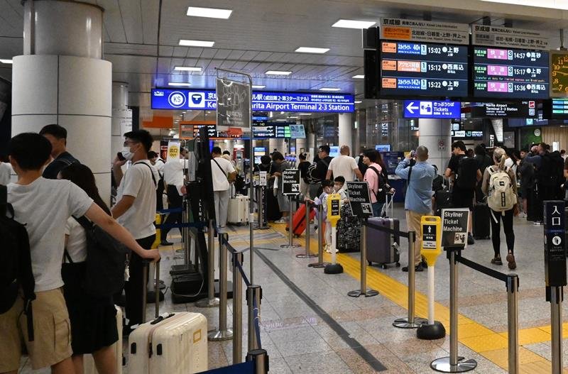 旅客らで混み合う空港第2ビル駅の改札口周辺=成田市
