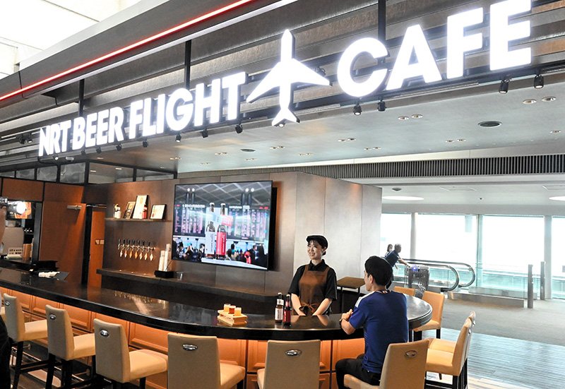 成田空港にオープンした「ＮＲＴ　ＢＥＥＲ　ＦＬＩＧＨＴ　ＣＡＦＥ」＝２６日、成田市