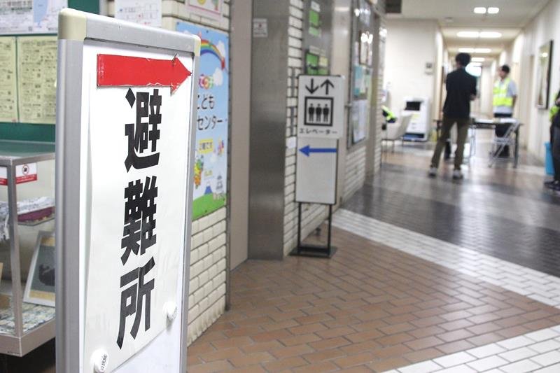 館山市コミュニティセンターに設けられた自主避難所の案内=26日、同市