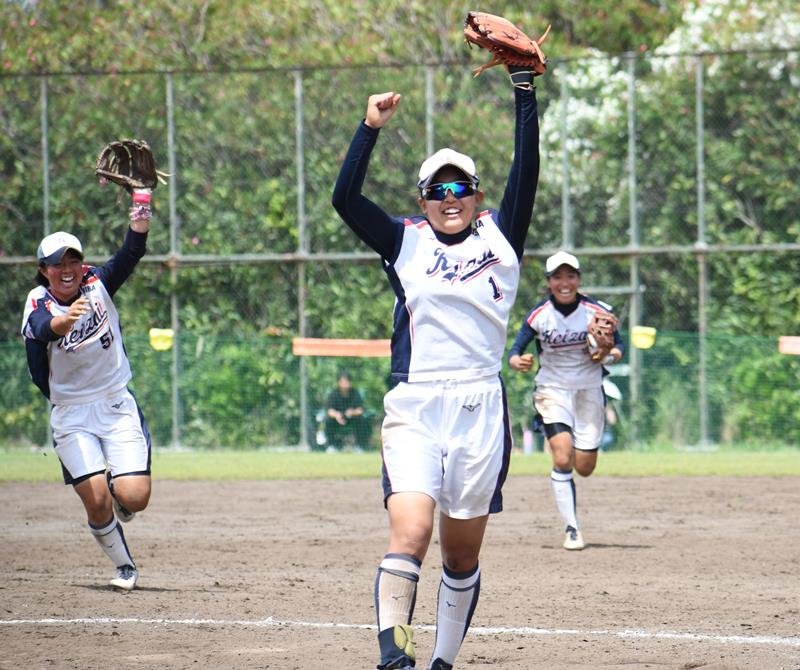優勝を決め、喜ぶ千葉経大付・太田(中央)ら=稲毛海浜公園野球場