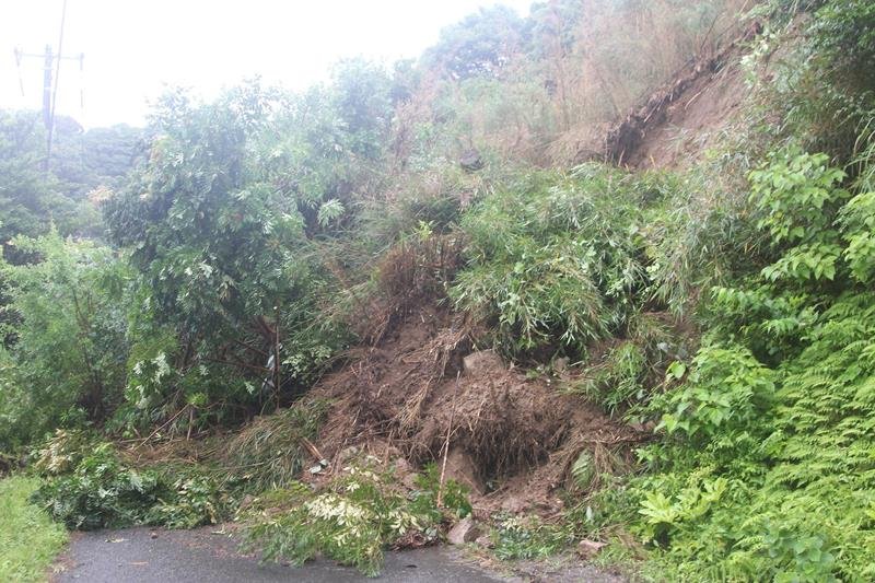 台風７号、８号の影響で約１０メートルにわたって土砂崩れが発生し、寸断された館山市道＝２７日午後５時４０分ごろ、同市藤原