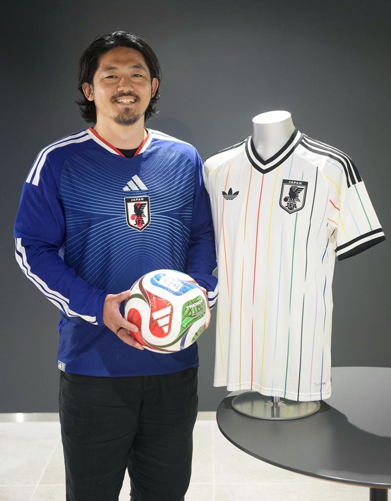 サッカーＷ杯の日本代表ユニホームを手がけた金子勝太さん＝２３日、東京都港区（共同）