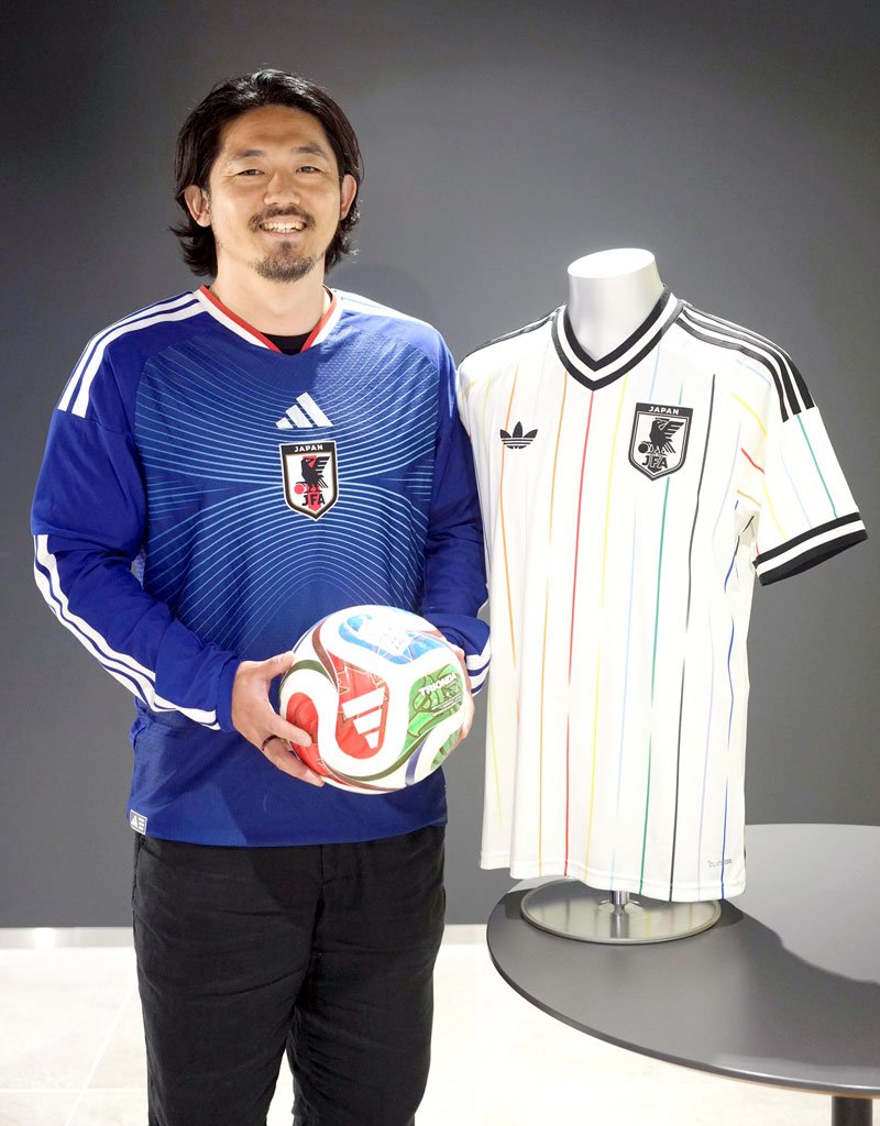 サッカーW杯の日本代表ユニホームを手がけた金子勝太さん=23日、東京都港区(共同)