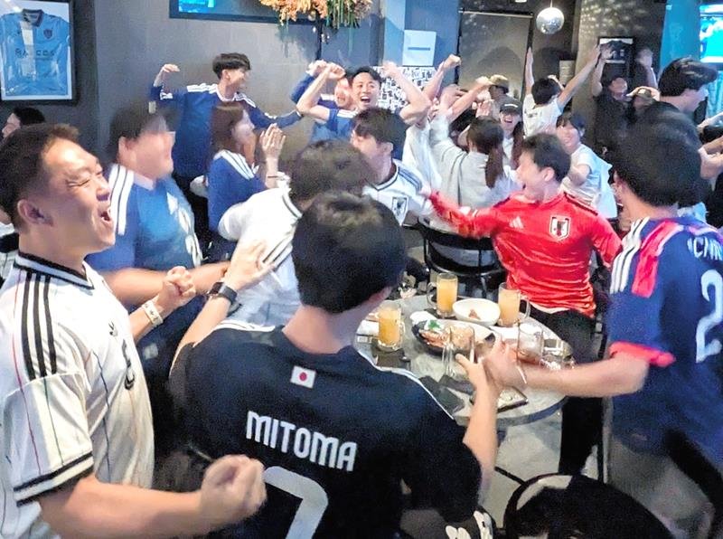日本が先制点を挙げ、喜びを爆発させる観客＝３０日午前２時半ごろ、流山市