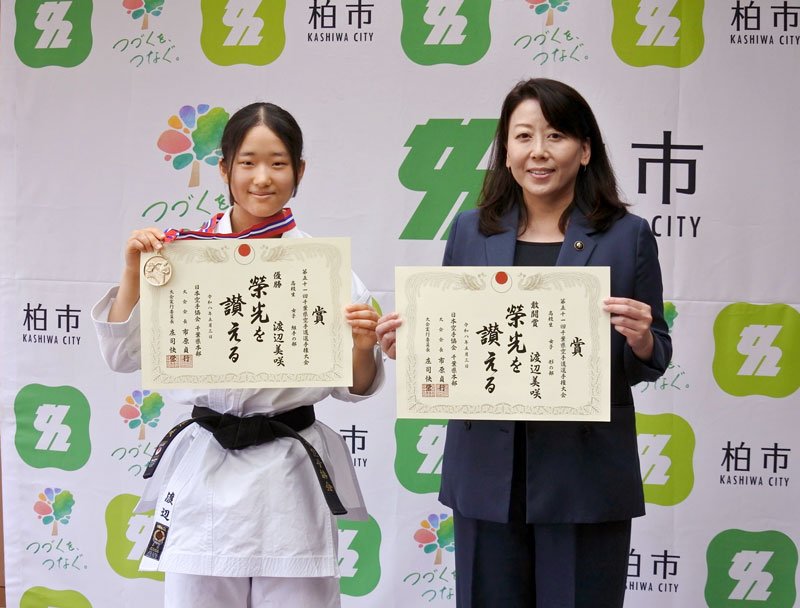 太田市長(右)に全国大会出場を報告した渡辺選手=柏市役所