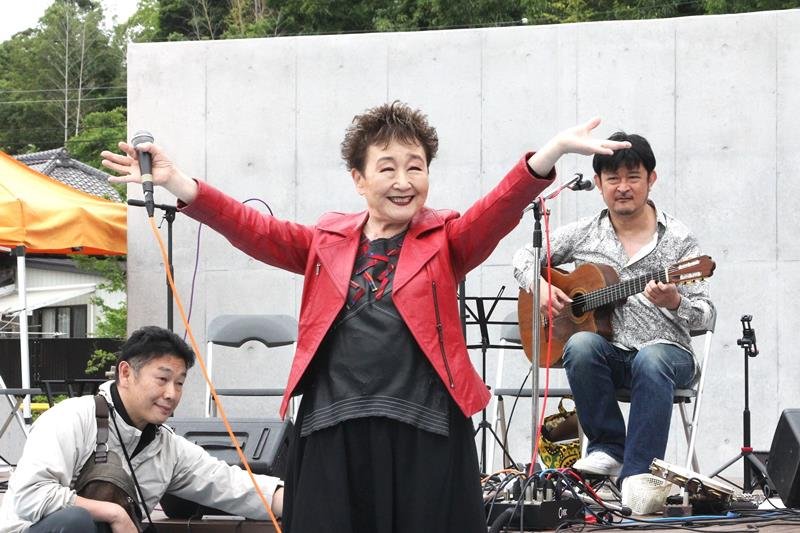 へぐり伊予ケ岳公園のステージイベントに特別ゲストとして出演した加藤登紀子さん=南房総市、5月23日