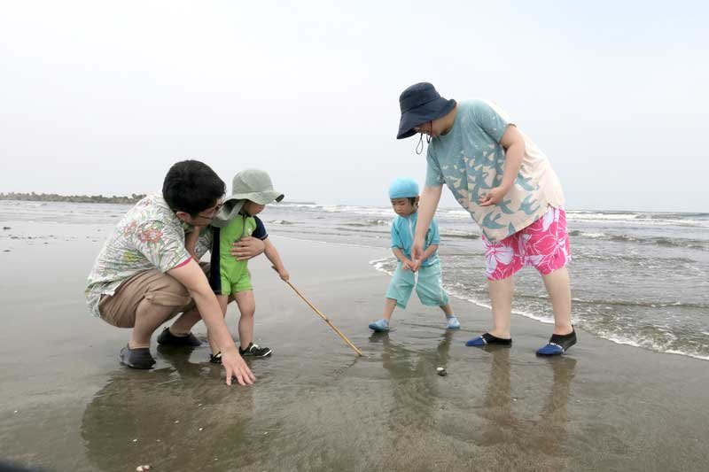 波打ち際で海を満喫する来場者=1日、九十九里町